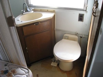 1966 Avion M25 Bathroom