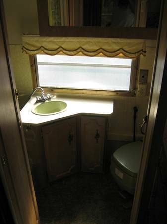 1972  Avion Voyageur Bathroom.jpg