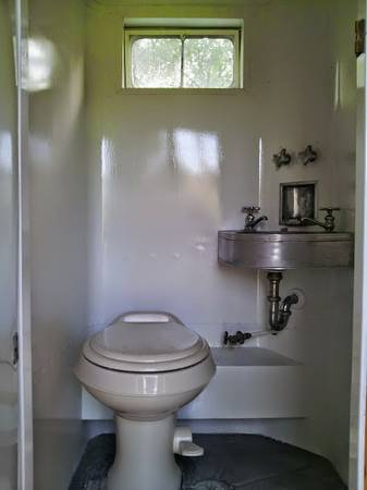 1951 Spartan Imperial Mansion Bath.jpg