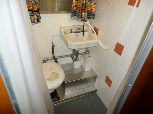 1952 Vagabond 262 Bathroom 2.jpg